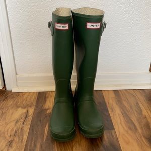Hunter Original Tall Rain Boots in Green. Size 7.